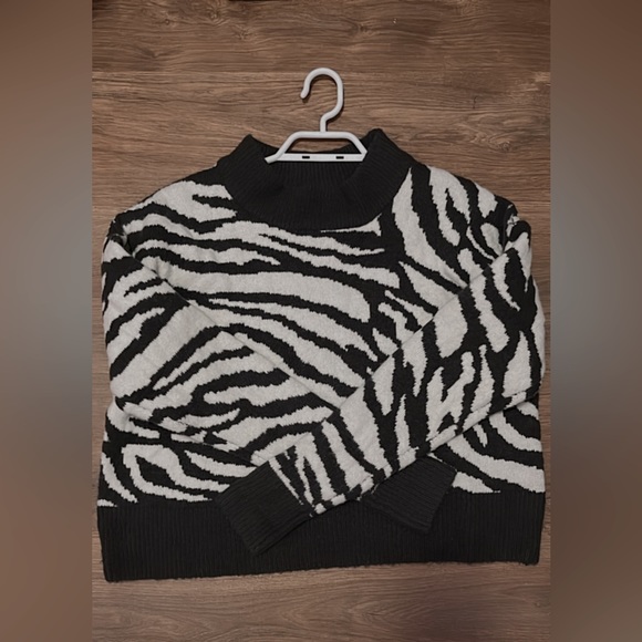 {Ardene} black and white patterned crewneck sweater - Picture 1 of 2